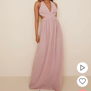 Rosa ny balklänning  - säljer min helt oanvända balklänning med lapparna kvar. NYPRIS: 799kr skriv för mer bilder och info. Pris kan absolut diskuteras vid snabb affär. Jag är ca. 163cm lång och när jag mätt så har den vart ca. 20cm för lång för mig.