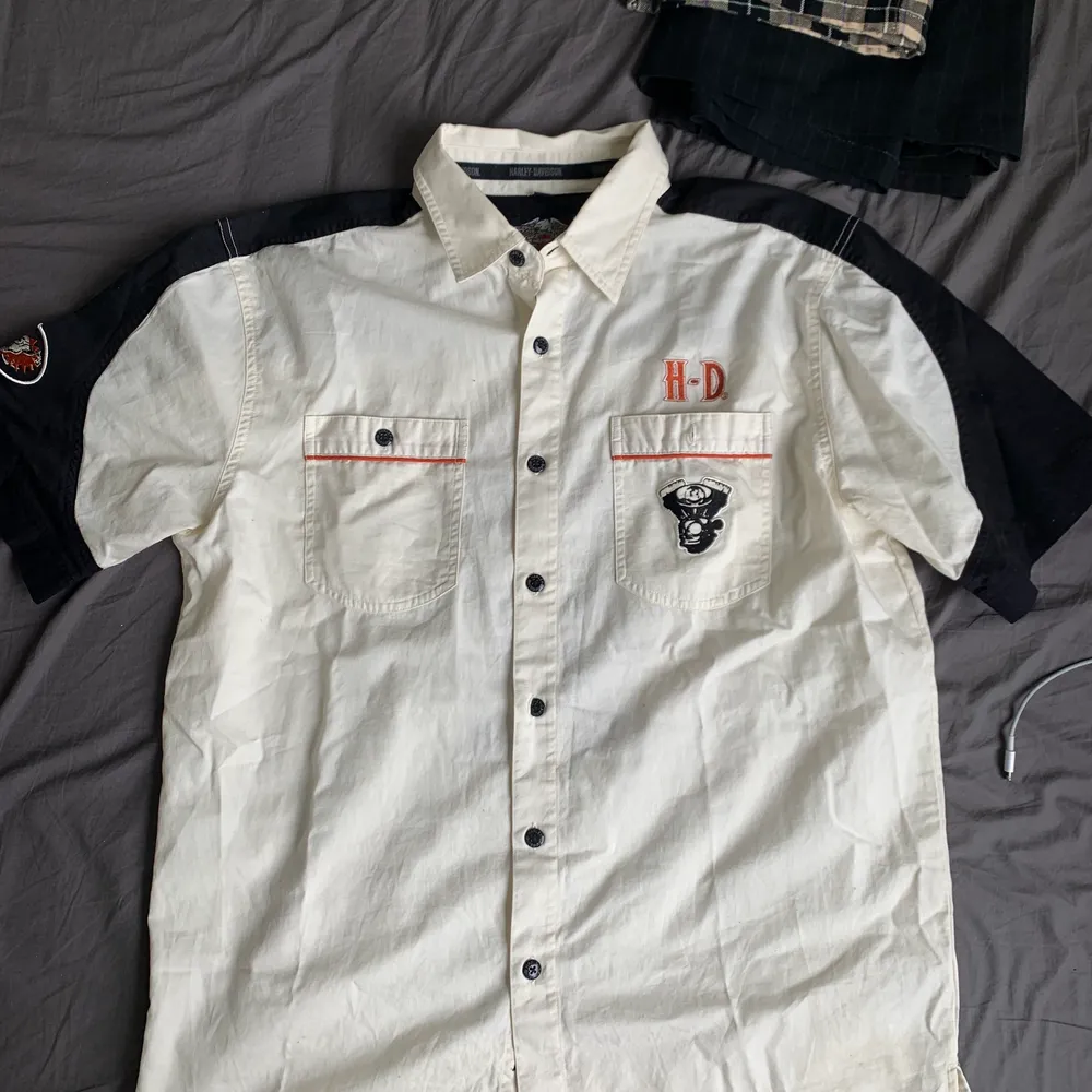 Harley Davidson overshirt in size M, its a mens size M which is really big on me so if youre tall i think it would fit great (im 157cm) or a present for a male friend. Great for summer  fits! . Skjortor.