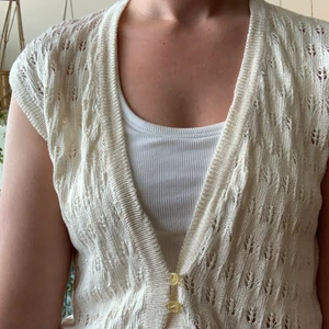 Stickad väst - Fint stickad väst. Priset+frakt