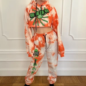 y2k hoodie set - storlek: passar S & M. möts upp i stockholm eller fraktar. hoodie 200 + byxor 200 kr = 400kr totalt 🖤