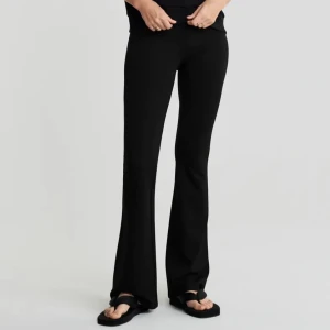 Utsvängda byxor - Svarta utsvängda byxor från Ginatricot. Fint skick/ knappt använda. Ordinarie pris 249 kr. Storlek xs, dam.