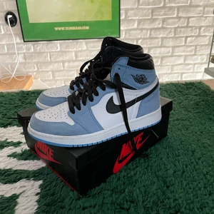 Air Jordan 1 Retro High White University Blue Black - Säljer dessa knappt använda 110% äkta köpt Extra snören ingår    från StockX   Kontakta mig för fler frågor 😊