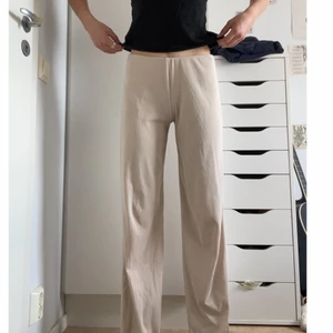 Beiga manchesterbyxor  - Säljer dessa beiga manchesterbyxor som jag köpte här på plick men de var för långa:(( jag är 164cm och bär storlek 34/xs/s och dessa står som en small. Det är resår i midjan så de går att ha både hög och lågmidjade och de passar nog mellan storlek xs-m🌸 Supersköna att ha på sig så jag hoppas någon får användning för dessa😃😃