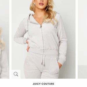 Juicy Couture  - Helt ny Juicy kofta skitfin aldrig använd, alla lappar kvar. Köpt på Jackie för 1250 , kvitto finns, missade att returnera i tid. På bilden har jag på mig strlk S och kan tänka mig att sälja även den vid bra bud💕 Hör av er vid frågor och funderingar 😚 