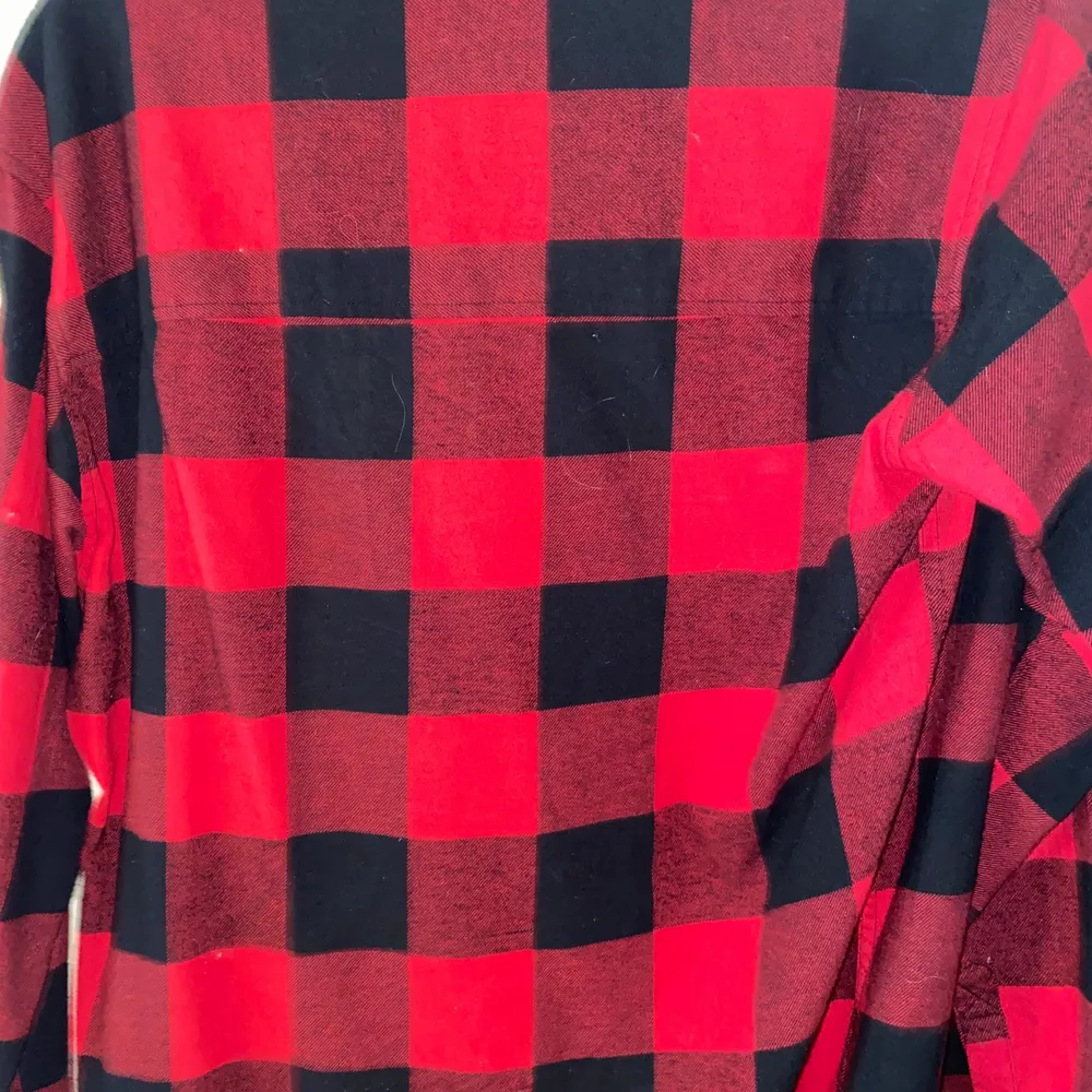 En röd svart flanellskjorta. Fint skick använd 2-4 gånger. Säljer då den inte kommer till användning. Köpare står för frakten🚚. Tröjor & Koftor.