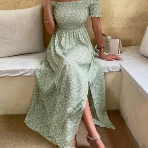 Oanvänd Sommarklänning från Shein - SÅ fin och drömmig sommarklänning från shein. Lång med slits på båda sidor och offshoulder. Passar XS/S. Om privata bilder önskas skriv PM.  Nypris 189kr