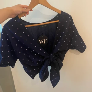 WHITE FOX TOPP - Helt oanvänd från White fox storlek S. Man kan knyta själv, antingen som bilden eller runt ”magen”💖