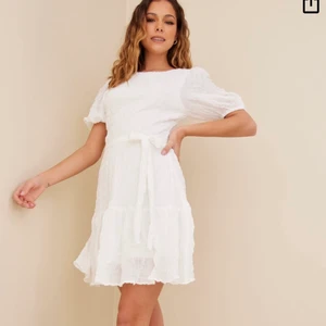 Vit klänning  - Säljer denna vita klänning ifrån Nelly i storlek 34🤍 helt oanvänd med alla lappar kvar🤍nypris 600kr, är helt slutsåld 