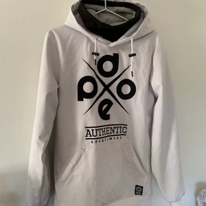 Dope Snowboardjacka  - Dope Snowboardjacka i strl 2Xs. Fint skick utöver lite små fläckar som möjligtvis skulle kunna gå bort med fläckborttagning. 350kr eller högre bud ☺️