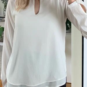 Blus från vero moda - Hej! Jag säljer min blus från vero moda i storlek 34. Blusen är i bra skicka. Hör av er vid frågor och kolla gärna mina andra annonser!