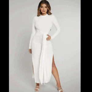 Långklänning - Långklänning med slits och knytning fram eller bak om man vill. Köpt från SHEIN för 219kr art nr: 3040892 Storleken är XL men passar snarare M och L Mitt pris är 70kr Möts i Stockholm