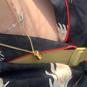 Maria Nilsdotter halsband - Silverhalsband i guldplädering, går att ta bort berlocken för bara kedjan eller byta!<3 