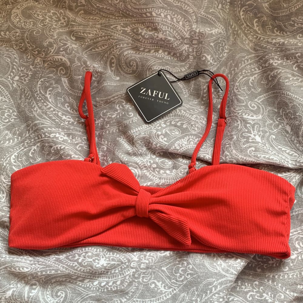 Röd bikiniöverdel - Övrigt | Plick Second Hand