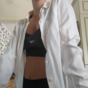 Skjorta. Lee - Fin vit skjorta i mycket mjukt material. Använd ett fåtal gånger. 