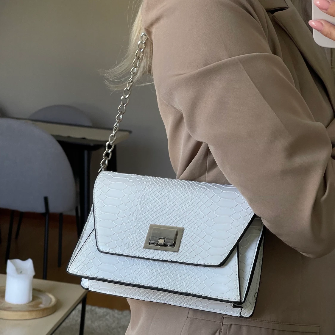 Vit handväska i ormskinn imitation - 90