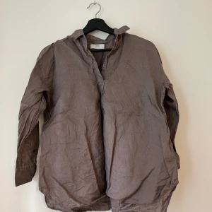 Blus från Uniqlo, storlek S - Brun blus från uniqlo Storlek S Använd men i gott skick
