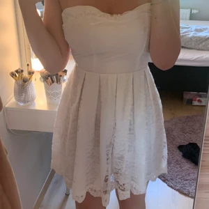 Vit spetsklänning  - En somrig vit klänning i spets. Den är från Dry lake och är i storlek S! Den är för liten för mig så kan tyvär inte använda den. Dragkedja där bak och den har behåinlägg vid bysten.