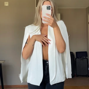 Vit cape/kavaj, som ny - Jätte fin kavaj/cape till sommaren. Använd fåtal gånger. Storlek M men sitter som en S