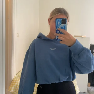 Croppad hood - Kort hoodie med resår i midjan. Jättefin blå färg. Köpt på Zara.
