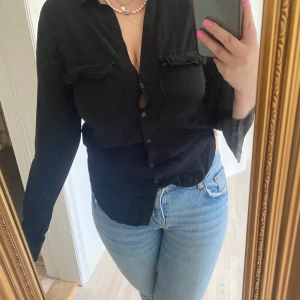 Zara svart skjorta strl M - En svart skjorta från zara med fickor på brösten. Den har en liten defekt på kragen som enkelt går att sy ihop