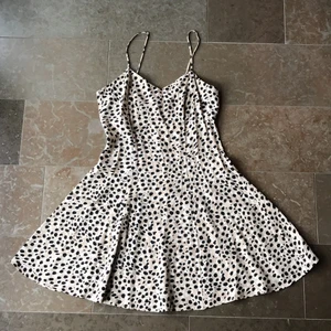 Sommarklänning - En fin prickig sommarklänning från Other Stories. Knappt använt klänningen i är bra skick. 