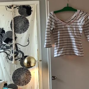 En asfin tröja - En V-ringad tröja köpt på second hand i somras och har inte kommit till användning, och har använts en gång. ❤️ vit och marinblå randig samt röda detaljer.