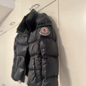Moncler jacka  - Jätte snygg Moncler jacka. Fått i present så osäker på om den är äkta eller inte, därav priset. 