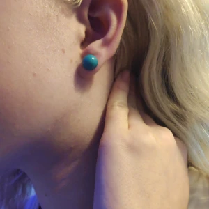 Turkosa örhängen  - Nästintill oandvända örhängen 