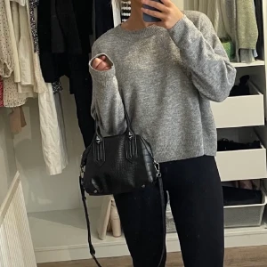 Zara väska - ❌Lånade bilder❌ Säljer denna väska från zara då den inte kommer till användning längre. Långa bandet kan man ta av. Skriv vid frågor❤️