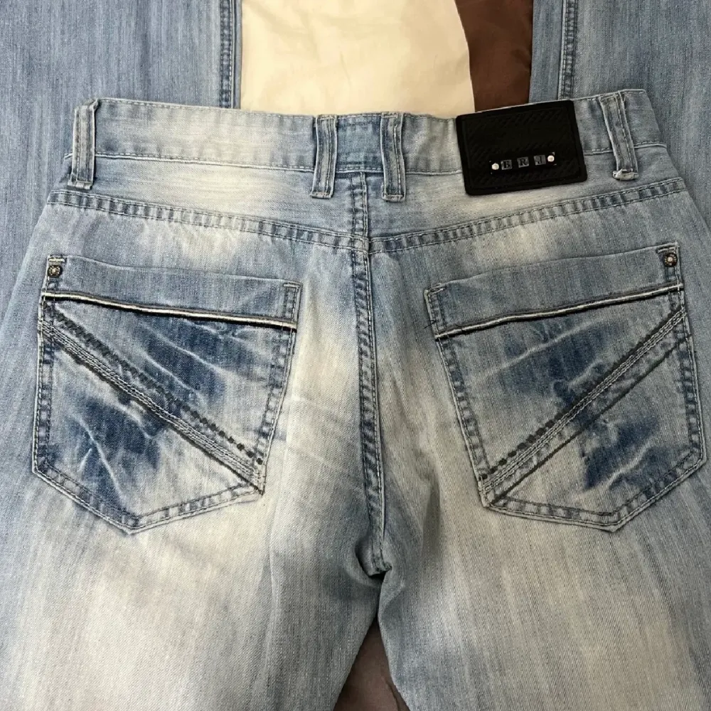 Säljer dessa skit snygga vintage jeans!! Perfekt till stickade tröjor i vinter! Säljer då de är för stora. W32 L34. Innebenslängden är ca 83cm. Jeans & Byxor.