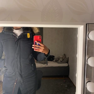 Parajumper Jacka  - Säljer min Parajumper Jacka en lite äldre modell. Därav det billiga priset. Inte riktigt min stil använt max2 gånger. 