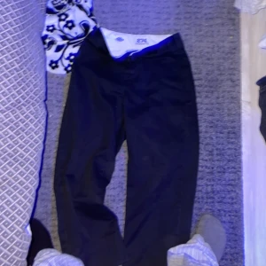 Ett par feta dickes byxor i storlek 26 och 28 - Ett par cleana dickes byxor med bra skick 