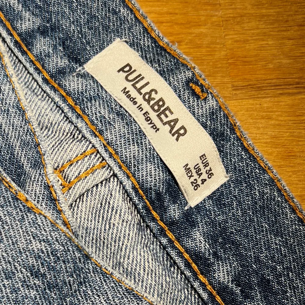 Utsvängda jeans med sne knapp, aldrig använt 💙. Jeans & Byxor.