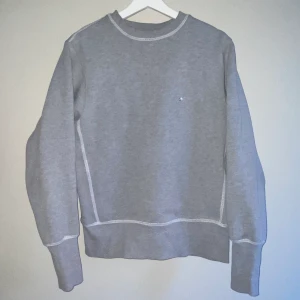 EYTYS SAMPLE SWEATSHIRT - En sweatshirt i tjockt tyg. Ribbade sidopaneler och synliga vita overlock-sömmar. Litet metallmärke med logga framtill. Den är inhandlad på en sample sale och saknar därför EYTYS-tags på insidan. Lite använd då den är var lite liten för mig.