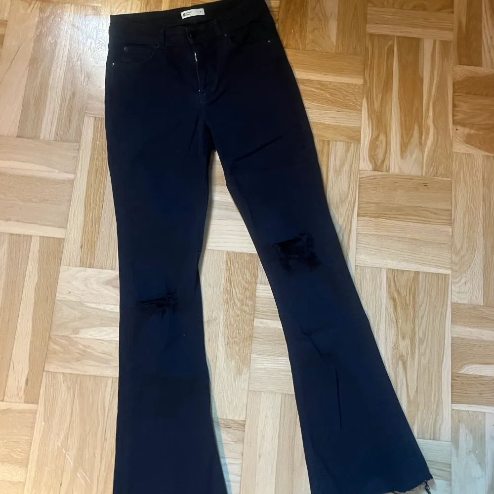 Snygga jeans från Gina stl M med hål på knäna. I fint fick pga försmå . Jeans & Byxor.