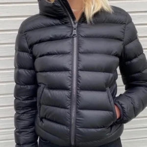 colmar jacka - lägger då upp min fina fina colmar jacka för att de inte är min stil längre. Köptes i butik för 4999 föra året använd nåra gånger.