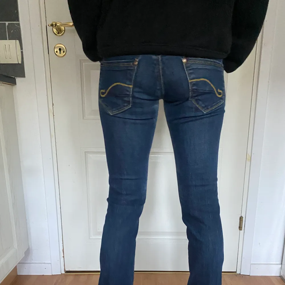 ett par lågmidjade jeans i storlek 28 . Jeans & Byxor.