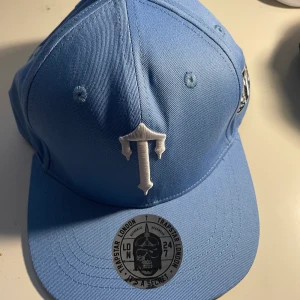Trapstar Keps - Riktigt fet Trapstar keps. Väldigt svårt att få tag på. Resell priset ligger på 2000. Jag säljer min för 1500kr. Kan tänka mig att sälja den för billigare vid snabb affär