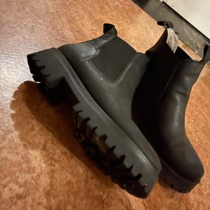 Skor 38 - Vinterskor köpte dom i vintras använda Max 4 veckor då de inte var några skor för mig köpte dom för 1100kr tänkte mig 800kr köparen står för frakten😊