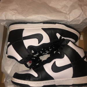 NIKE PANDA DUNK HIGH - I jättebra skick, lite creasade som ni ser på bild 2 & 3. Kvitto & Box finns! Köpta i Nike MoS i juni