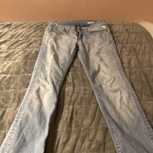 äkta replay Jeans vintage jätte gammalt finns inte längre på backsiddan av jeansen så finns det en liten riva men den syns inte så mycket när man har på sig de annars ganska bra skick säljer de för 200kr skriv om ni är intresserade. Midjemåttet är 38💓
