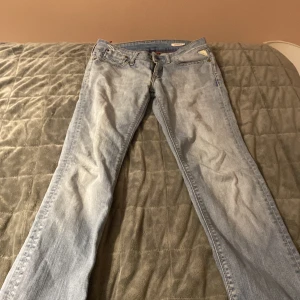 Jeans - äkta replay Jeans vintage jätte gammalt finns inte längre på backsiddan av jeansen så finns det en liten riva men den syns inte så mycket när man har på sig de annars ganska bra skick säljer de för 200kr skriv om ni är intresserade. Midjemåttet är 38💓