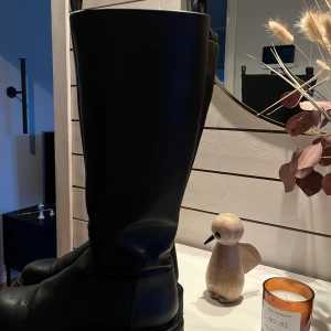 Boots - Säljer dessa nästan helt oanvända svarta boots från monki då de inte kommer till användning😊