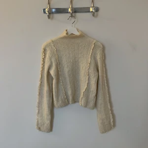 Stickad polo - Säljer denna jätte fina stickade polotröjan från zara. I storlek L men är mer som en Xs-S. Nypris 499kr. Är något ljusare i verkligheten.