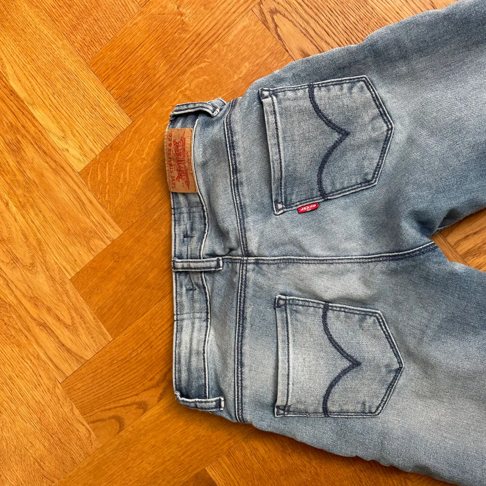 Säljer mina jättefina lågmidjade jeans från Levis pågrund av att de är för små! . Jeans & Byxor.