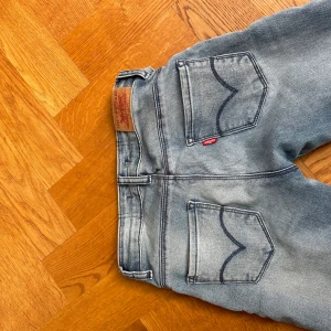 Lågmidjade jeans - Säljer mina jättefina lågmidjade jeans från Levis pågrund av att de är för små! 
