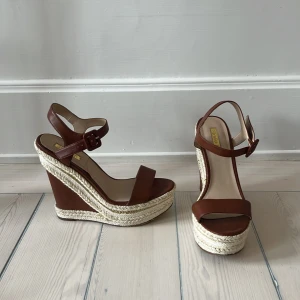 Skor - Skor med kilklack. Märke Studio F.  Använda ett fåtal gånger, i bra skick. Storlek 38/39