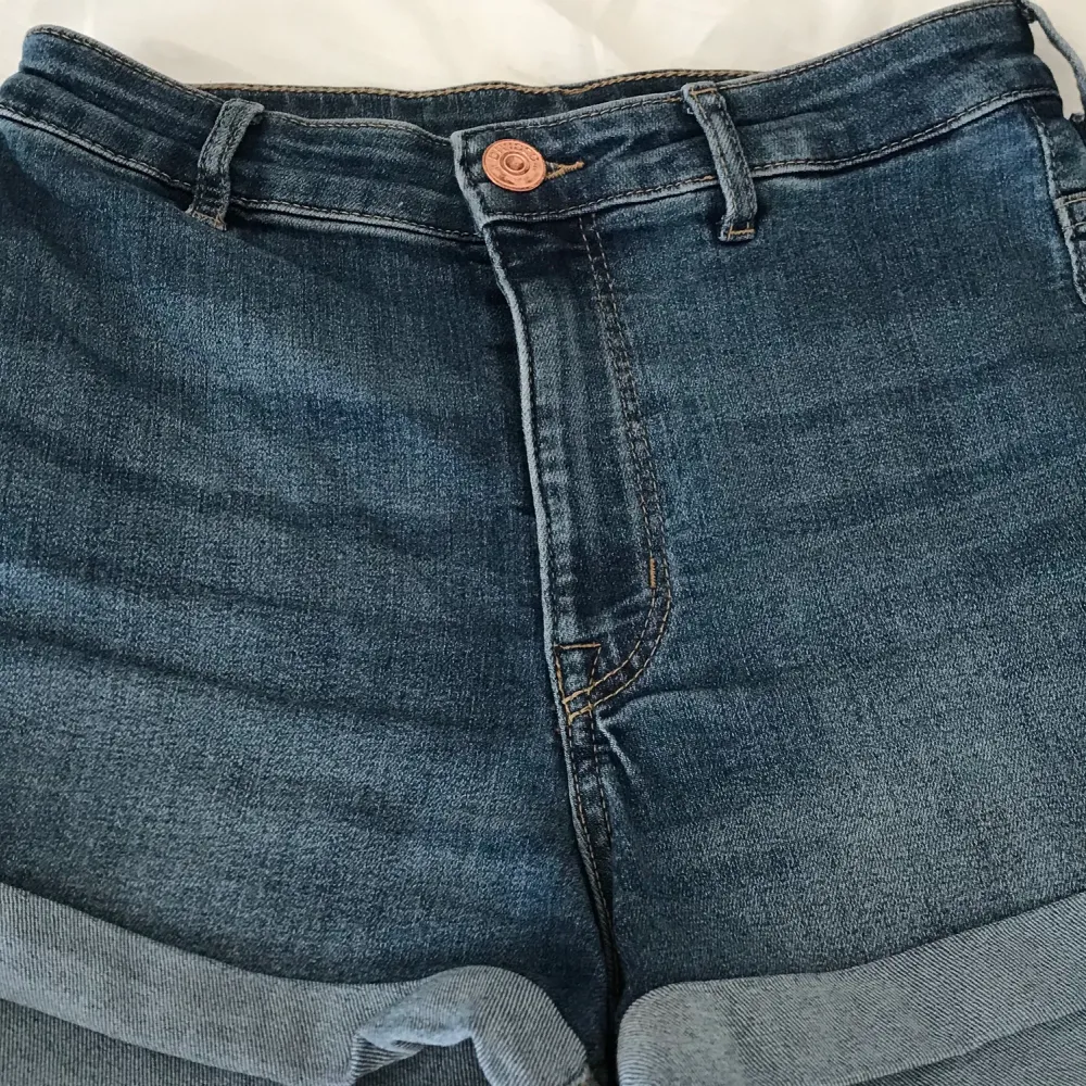 Tighta bekväma shorts som ger en fin form och väldigt sköna från h&m💓 använd endast få gånger☺️ nyskick!. Shorts.