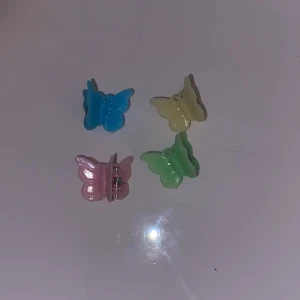 Fjärilshårklämmor mini - Mini klämmor  Rosa blå gul grön orange