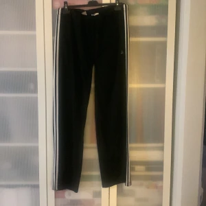 adidas byxor - adidas byxor som passar s,m och large är väldigt stretchiga finns snören så man kan fixa i midjan💕